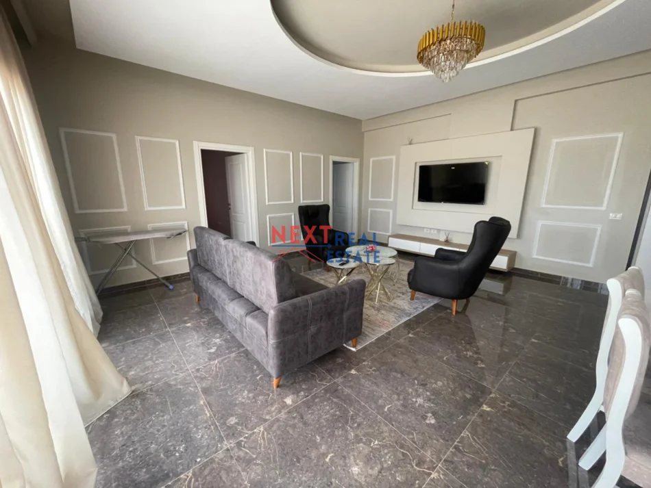 Vlore, jepet me qera apartament 3+1+Ballkon , 220 m² 1.000 € (KOMBINATI I PESHKUT)