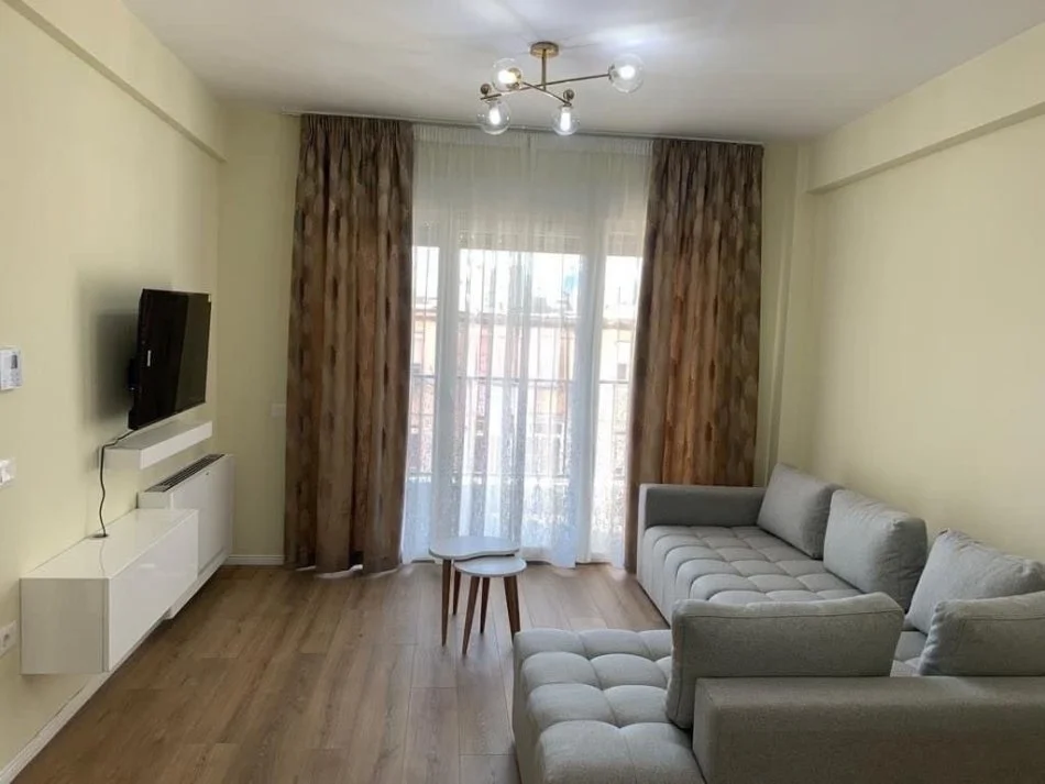Tirane, jap me qera apartament 1+1+Ballkon Kati 4, 70 m² 600 € (Rruga e Kavajes)