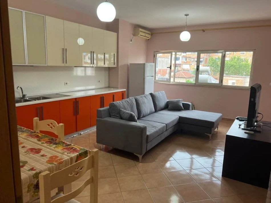 Tirane, jap me qera apartament 1+1 Kati 3, 70 m² 400 € (Rruga Bardhyl-Kryqezimi i Cajupit)