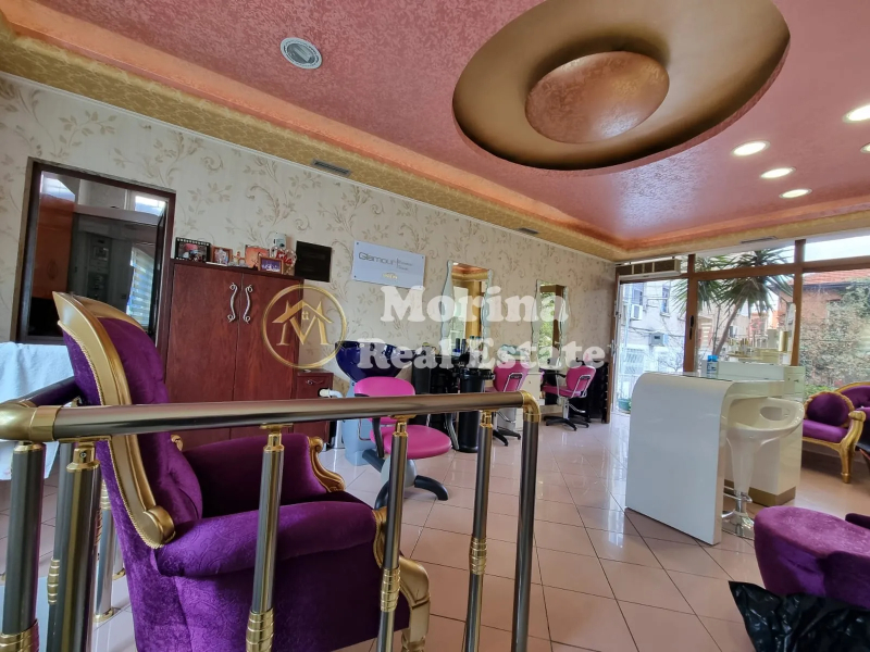 Tirane, jepet me qera ambjent biznesi Kati 1, 130 m² 1.300 € (Rruga e Durresit)