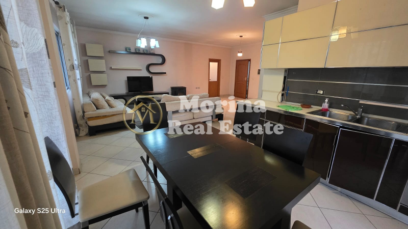 Tirane, jepet me qera apartament 3+1 Kati 2, 130 m² 650 € (Komuna e Parisit)