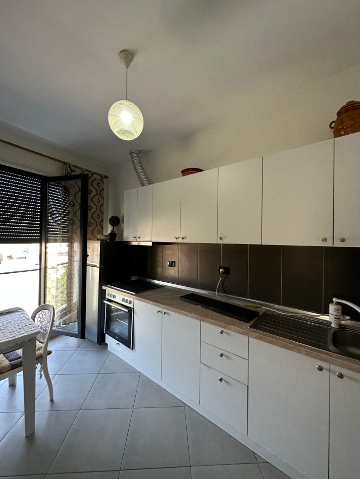 Tirane, jepet me qera apartament 1+1+Ballkon Kati 7, 65 m² 500 € (Rruga e Dibres)
