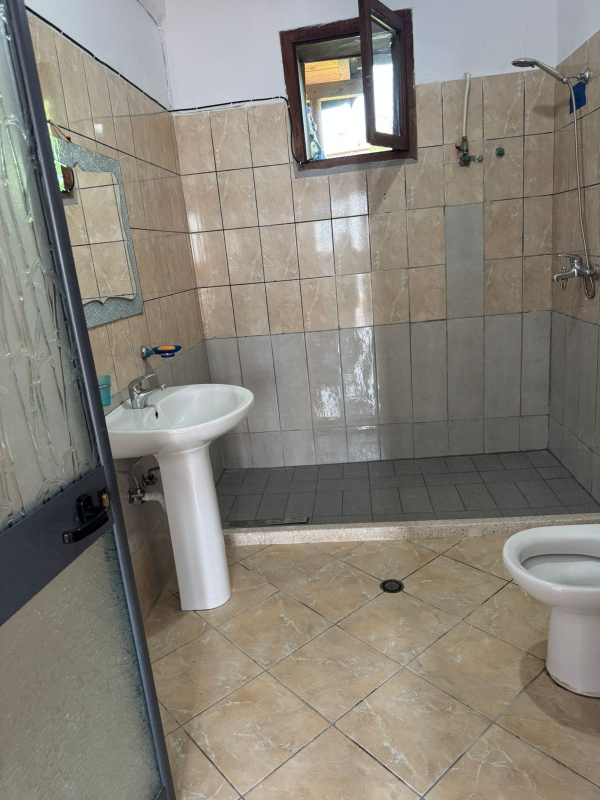 Tirane, jepet me qera garsonier 1+1 Kati 1, 70 m² 300 € (Fusha Aviacionit)