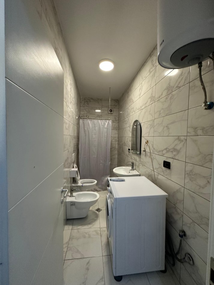 Tirane, jepet me qera apartament 1+1+Ballkon Kati 7, 65 m² 500 € (Rruga e Dibres)