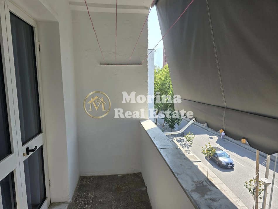 Tirane, jepet me qera apartament 3+1 Kati 4, 100 m² 500 € (Ali Demi)