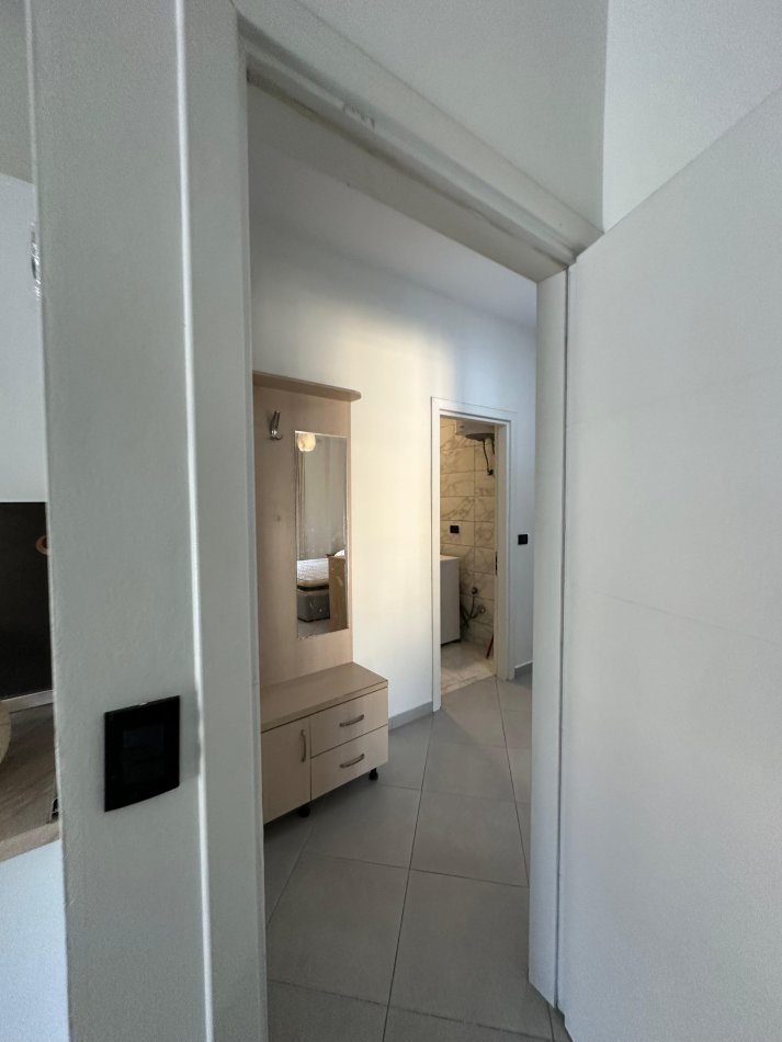 Tirane, jepet me qera apartament 1+1+Ballkon Kati 7, 65 m² 500 € (Rruga e Dibres)