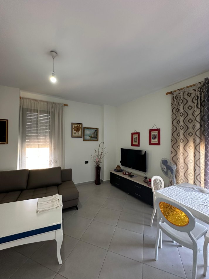 Tirane, jepet me qera apartament 1+1+Ballkon Kati 7, 65 m² 500 € (Rruga e Dibres)
