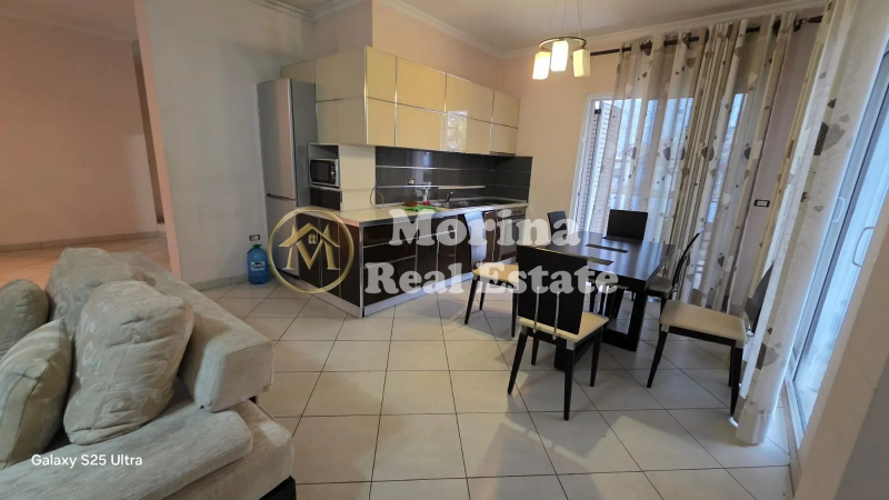 Tirane, jepet me qera apartament 3+1 Kati 2, 130 m² 650 € (Komuna e Parisit)