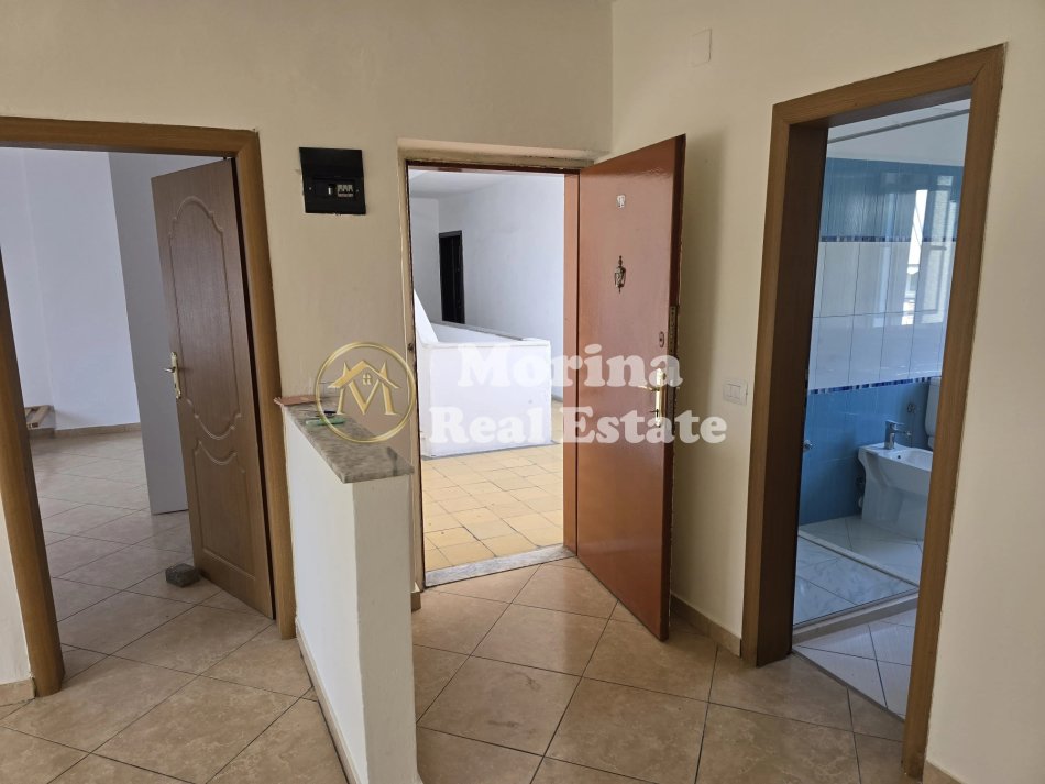 Tirane, jepet me qera apartament 3+1 Kati 4, 100 m² 500 € (Ali Demi)