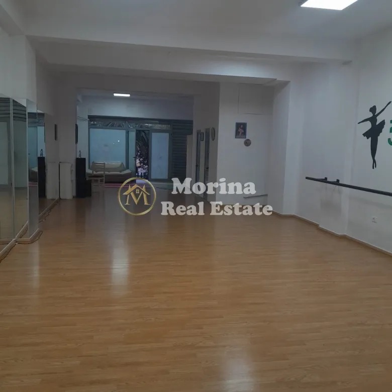 Tirane, jepet me qera dyqan Kati 1, 110 m² 600 € (Pallatet Cabej-Misto Mame)