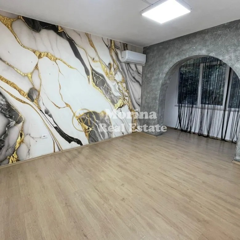 Tirane, jepet me qera ambjent biznesi Kati 2, 70 m² 600 € (21 Dhjetori)
