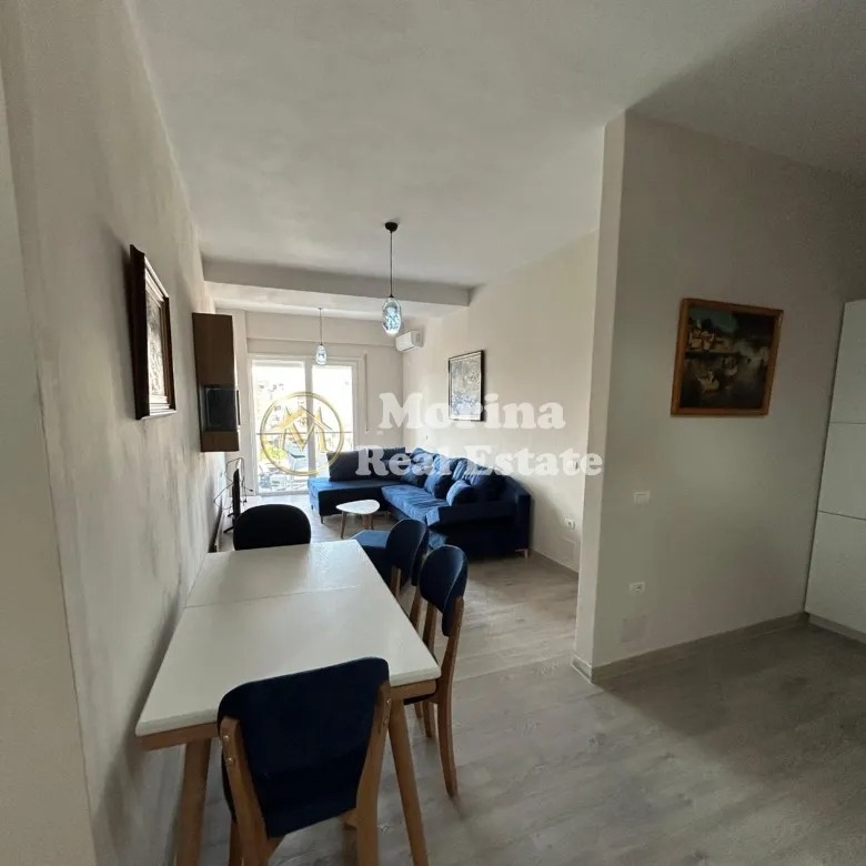 Tirane, jepet me qera apartament 1+1+Ballkon Kati 2, 85 m² 600 € (Xhamlliku)
