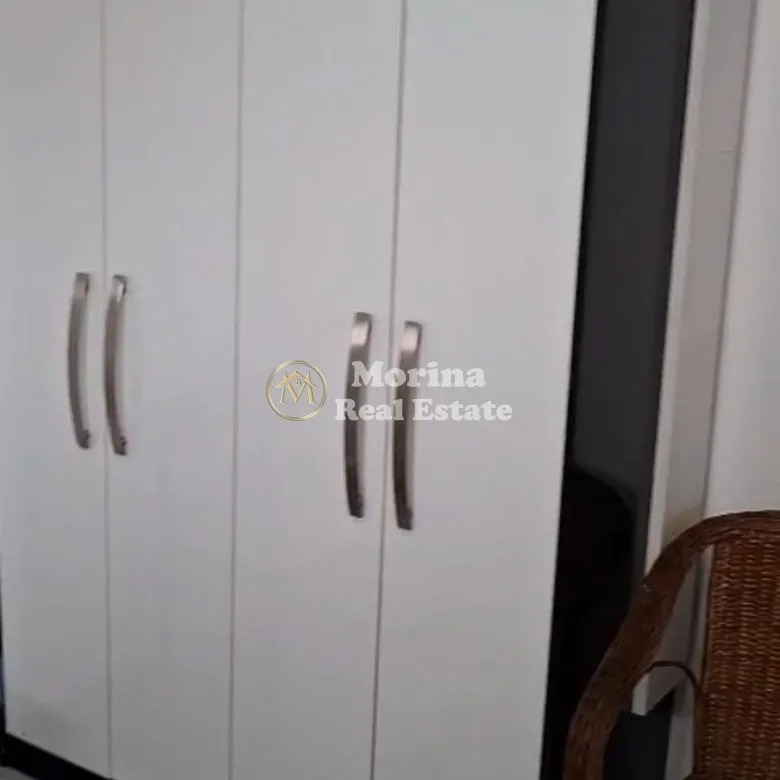Tirane, jepet me qera apartament 1+1 Kati 1, 50 m² 300 € (Kinostudio)