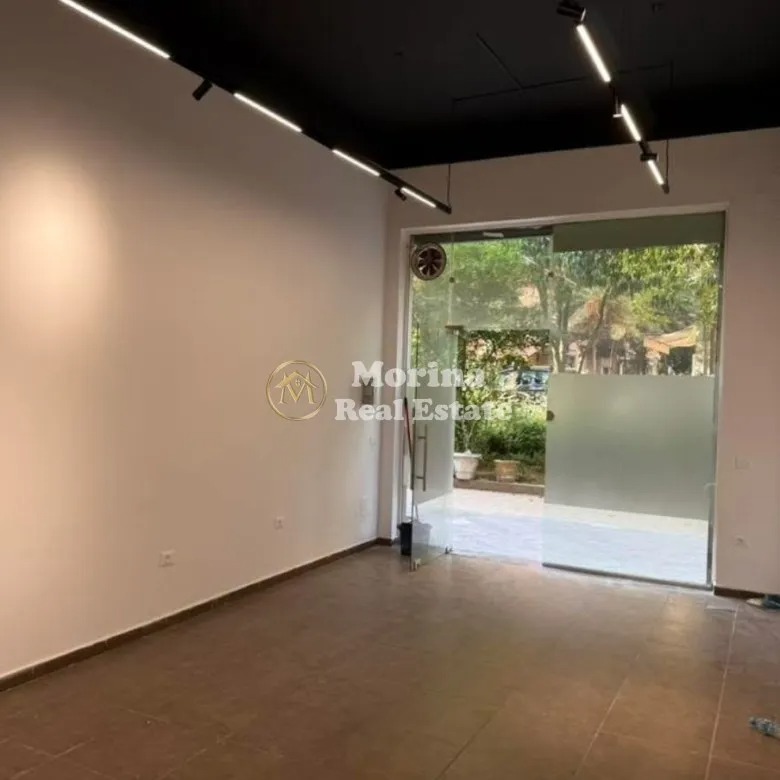 Tirane, jepet me qera ambjent biznesi Kati 1, 33 m² 550 € (Komuna e Parisit)