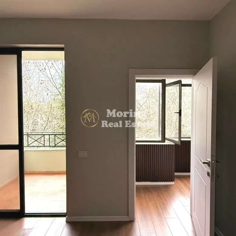Tirane, jepet me qera ambjent biznesi Kati 3, 65 m² 700 € (Bulevardi Bajram Curri)