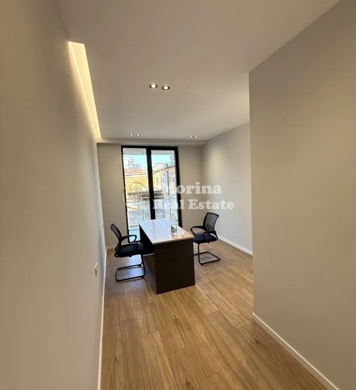 Tirane, jepet me qera ambjent biznesi Kati 3, 70 m² 700 € (Mine Peza)