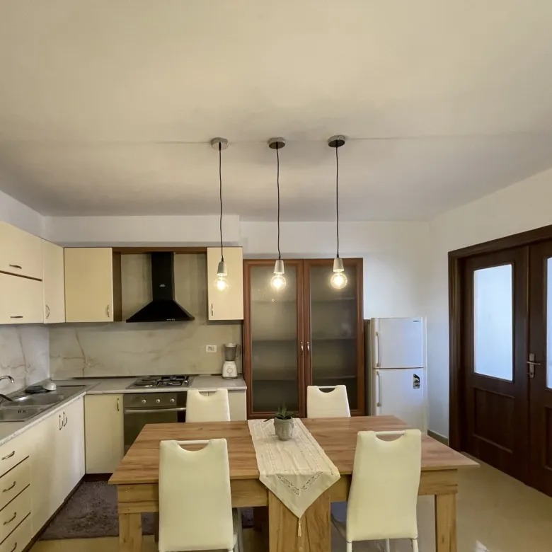 Tirane, jepet me qera apartament 2+1 Kati 4, 90 m² 750 € (Qender)