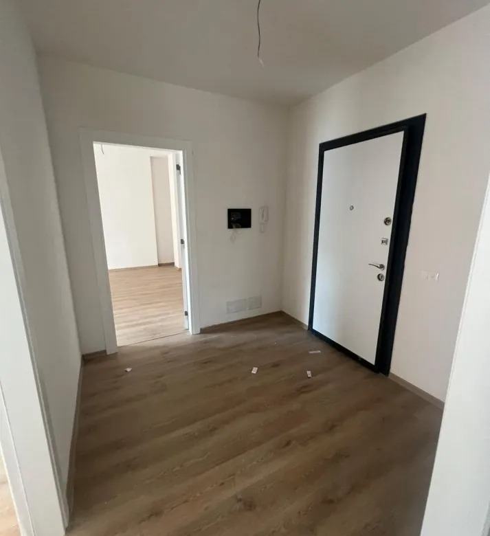 Tirane, jepet me qera ambjent biznesi Kati 6, 98 m² 670 € (Bulevardi i Ri)