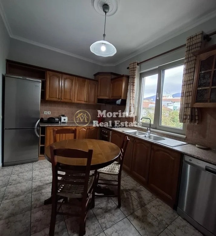 Tirane, jepet me qera Vile 3+1 Kati 1, 140 m² 800 € (Tregu Elektrik)