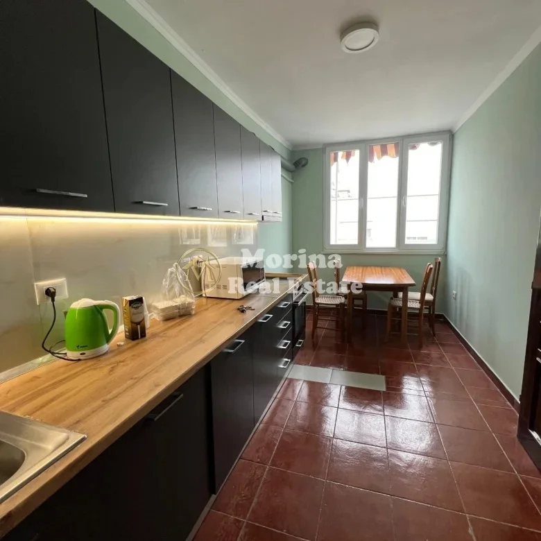 Tirane, jepet me qera apartament 1+1 Kati 9, 70 m² 450 € (Komuna e Parisit)