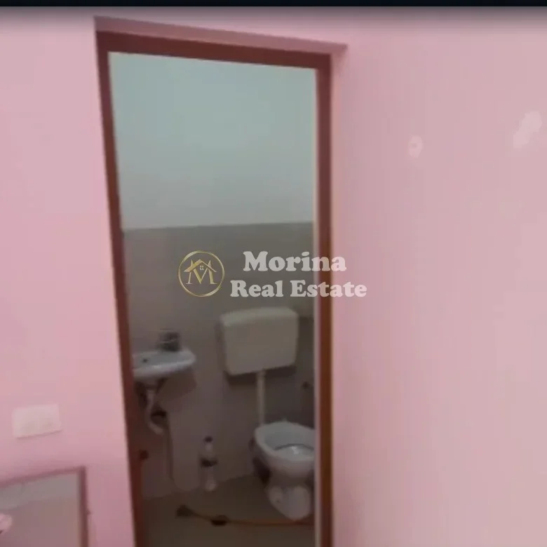 Tirane, jepet me qera ambjent biznesi Kati 1, 18 m² 210 € (Stacioni i Trenit)