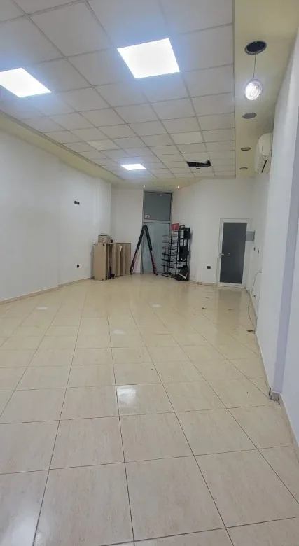 Tirane, jepet me qera ambjent biznesi Kati 0, 70 m² 500 € (Qytet Studenti)