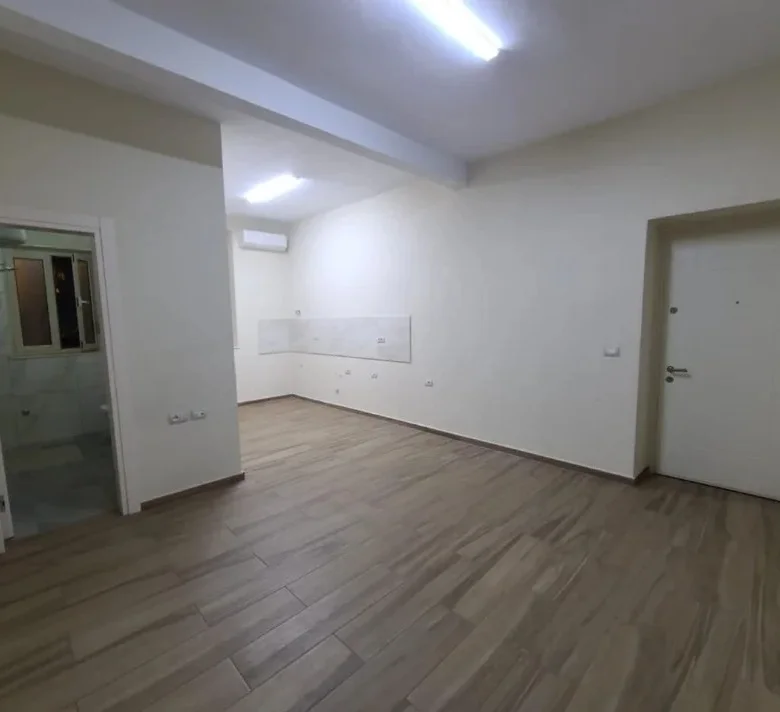 Tirane, jepet me qera ambjent biznesi Kati 2, 75 m² 850 € (Rruga Fortuzi)