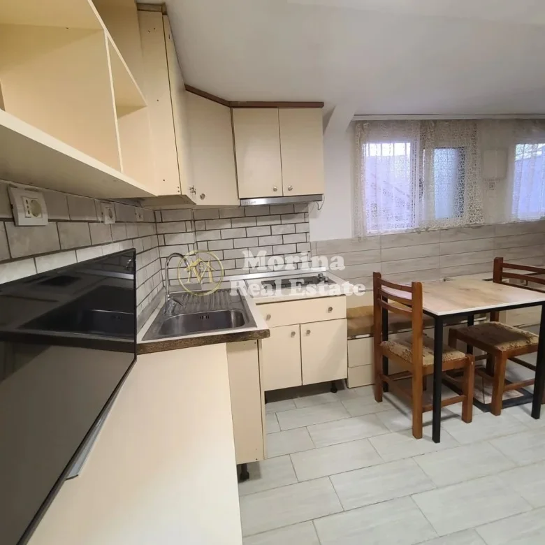Tirane, jepet me qera garsonier Kati 1, 35 m² 310 € (Rruga 5 Maji)