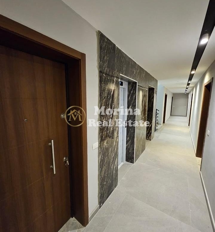 Tirane, jepet me qera ambjent biznesi Kati 2, 56 m² (Pazari i Ri)