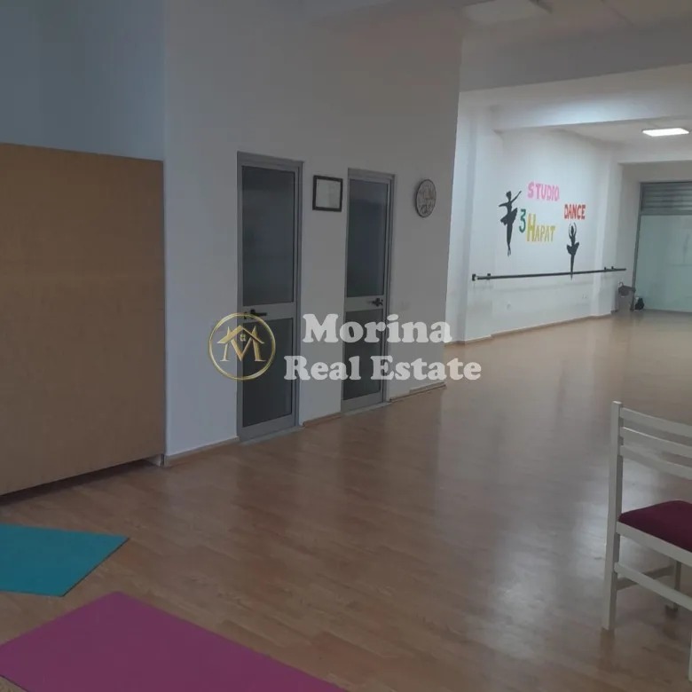 Tirane, jepet me qera dyqan Kati 1, 110 m² 600 € (Pallatet Cabej-Misto Mame)