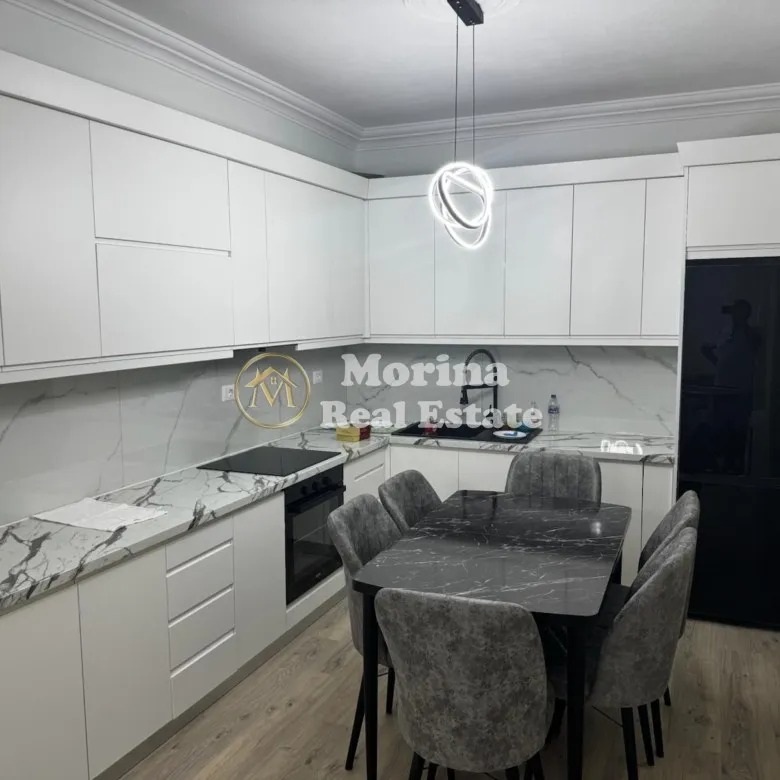 Tirane, jepet me qera apartament 2+1 , 100 m² 630 € (Sauk)