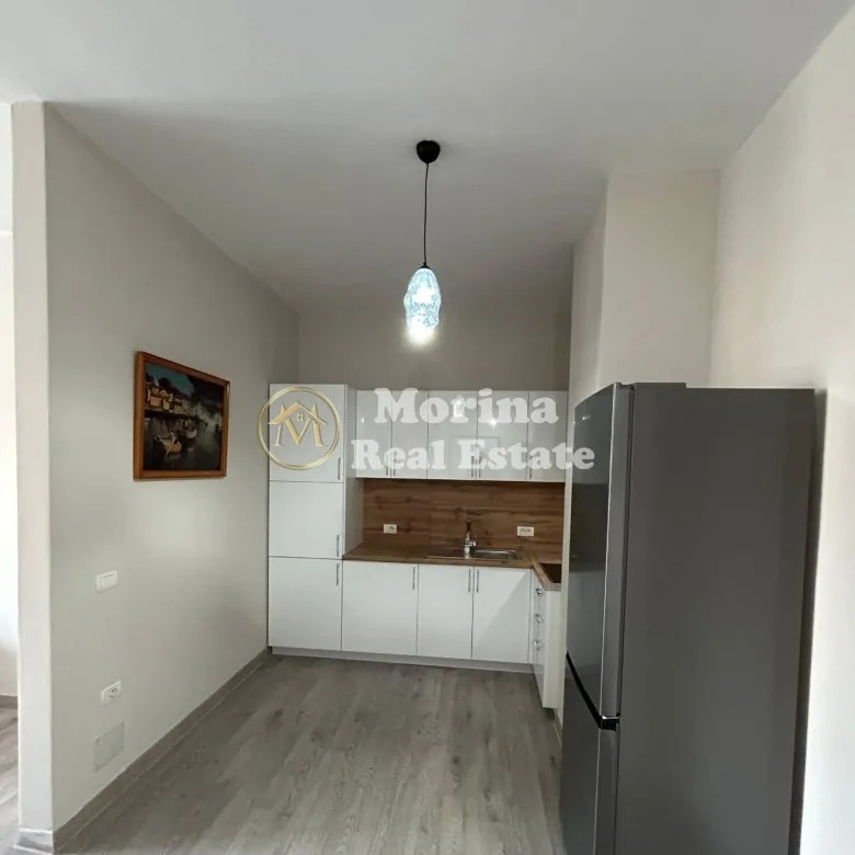 Tirane, jepet me qera apartament 1+1+Ballkon Kati 2, 85 m² 600 € (Xhamlliku)