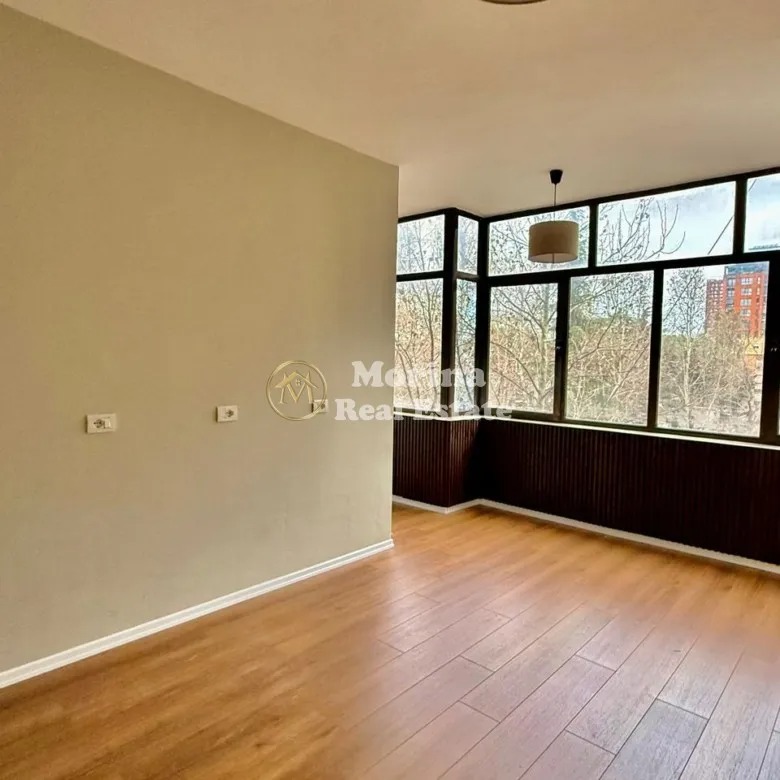 Tirane, jepet me qera ambjent biznesi Kati 3, 65 m² 700 € (Bulevardi Bajram Curri)