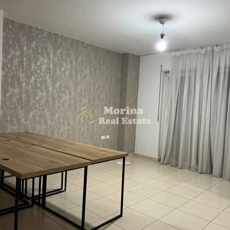 Tirane, jepet me qera ambjent biznesi Kati 3, 80 m² 450 € (Brryli)