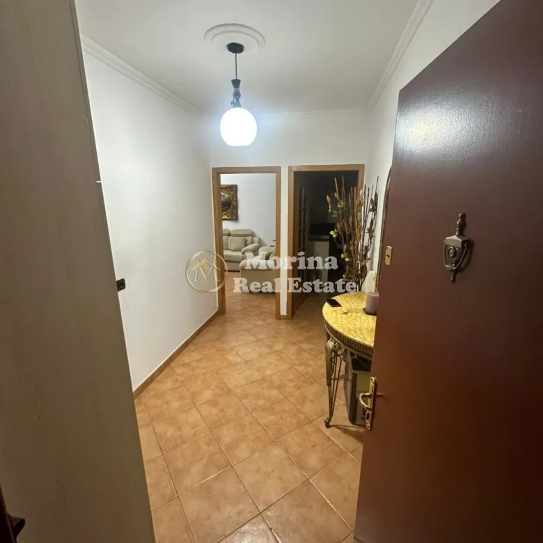 Tirane, jepet me qera apartament 1+1 Kati 5, 65 m² 400 € (Oxhaku)