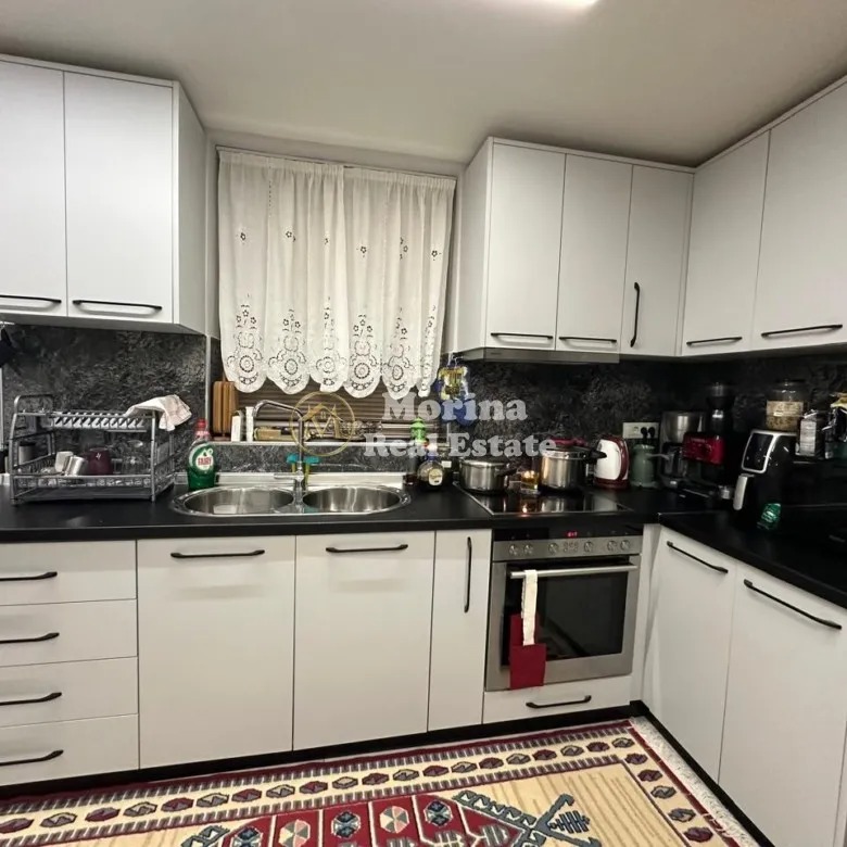 Tirane, jepet me qera apartament 1+1 Kati 1, 50 m² 550 € (Pazari i Ri)