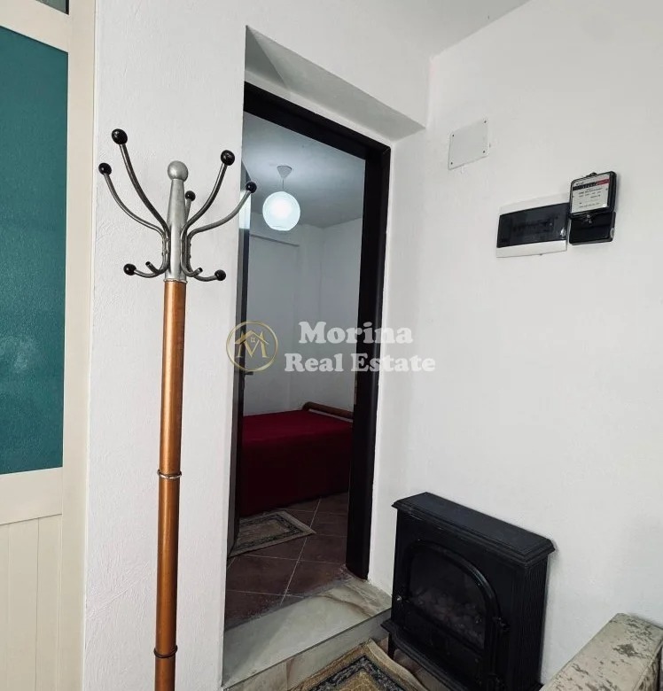 Tirane, jepet me qera shtepi 1+1 Kati 1, 50 m² 200 € (Xhamlliku)