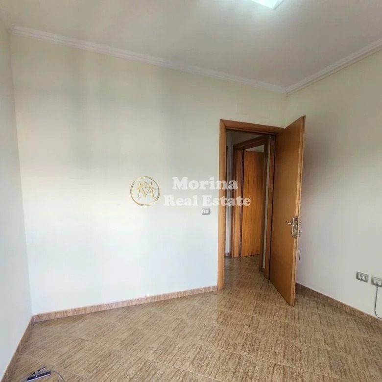 Tirane, jepet me qera ambjent biznesi Kati 6, 106 m² 800 € (Zogu i Zi)