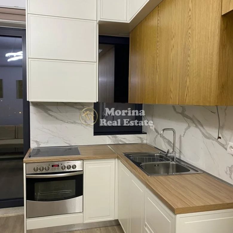 Tirane, jepet me qera Vile 1+1 Kati 2, 70 m² 400 € (Kombinat)