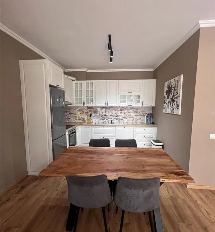 Tirane, jepet me qera apartament 2+1 Kati 3, 108 m² 850 € (Kopshti Botanik)