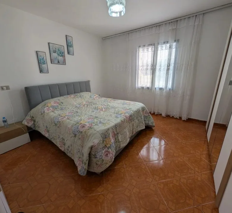 Tirane, jepet me qera shtepi 1+1 Kati 1, 120 m² 400 € (Paskuqan)