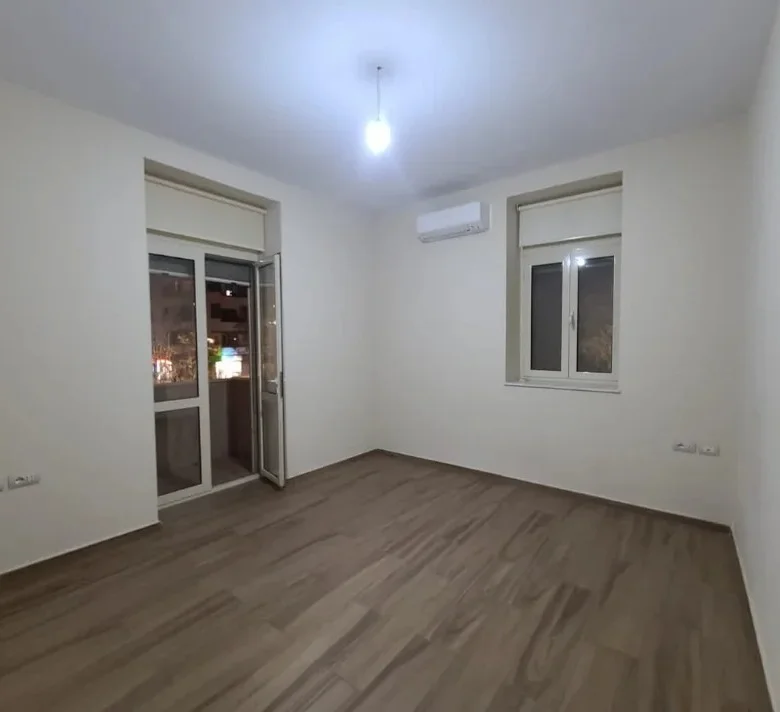 Tirane, jepet me qera ambjent biznesi Kati 2, 75 m² 850 € (Rruga Fortuzi)
