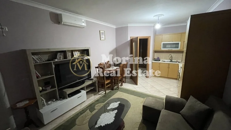 Tirane, jepet me qera apartament 1+1 Kati 4, 74 m² 450 € (Pallatet E Verdha)