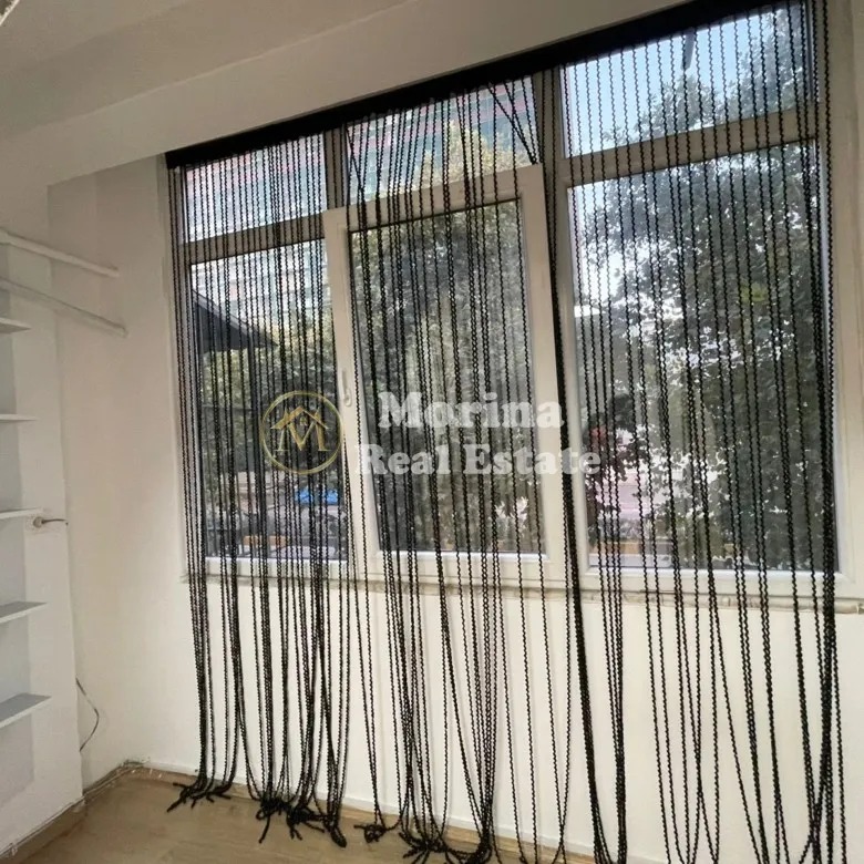 Tirane, jepet me qera ambjent biznesi Kati 2, 70 m² 600 € (21 Dhjetori)