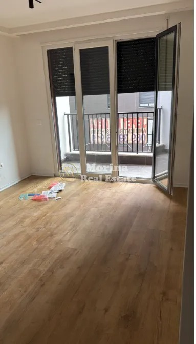 Tirane, jepet me qera ambjent biznesi Kati 3, 60 m² 550 € (Laprake)