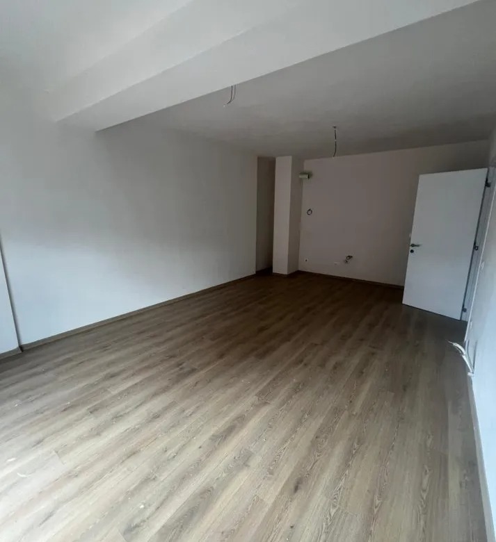 Tirane, jepet me qera ambjent biznesi Kati 6, 98 m² 670 € (Bulevardi i Ri)