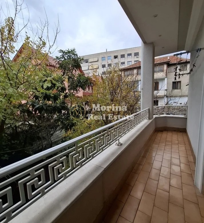 Tirane, jepet me qera Vile 3+1 Kati 1, 140 m² 800 € (Tregu Elektrik)