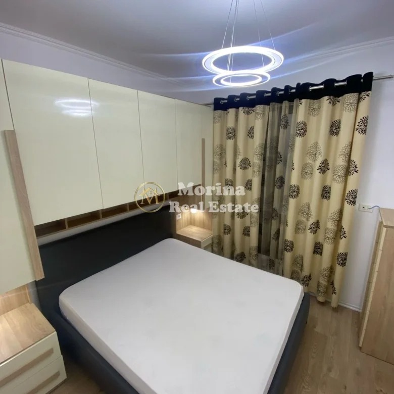 Tirane, jepet me qera Vile 1+1 Kati 2, 70 m² 400 € (Kombinat)