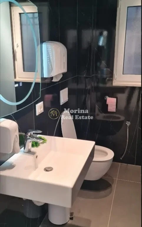 Tirane, jepet me qera ambjent biznesi Kati 0, 70 m² 1900 € (Rruga Fortuzi)