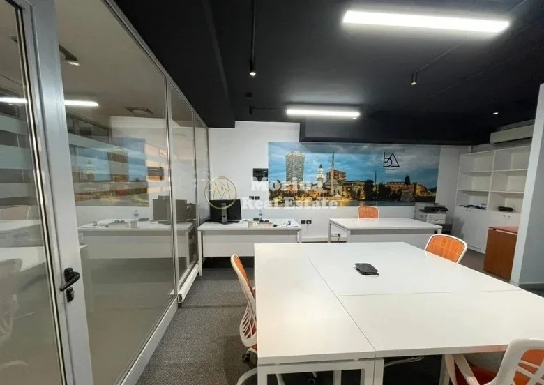 Tirane, jepet me qera ambjent biznesi Kati 2, 72 m² 1.000 € (Pazari Ri)